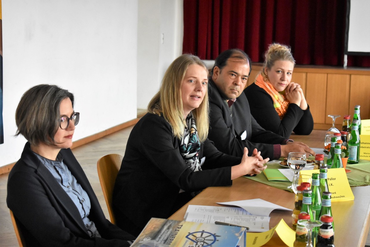 Staatssekretärin Anna Stolz besucht die Maria Ward Realschule in Neuhaus